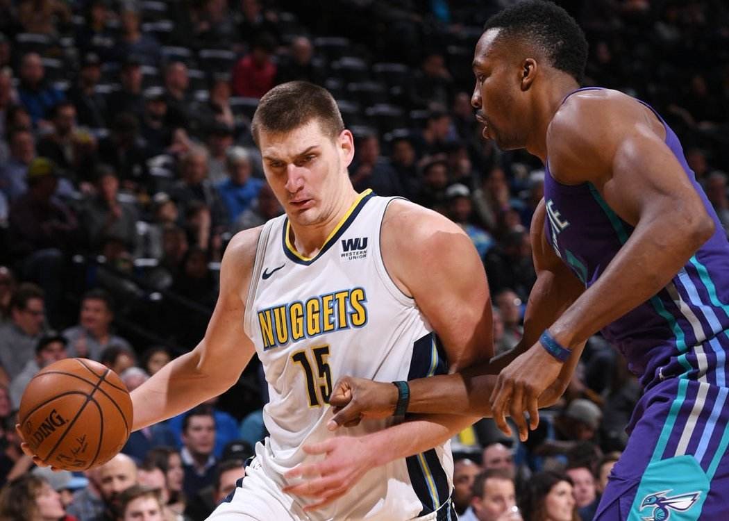 目前，高尔夫球车市场的主要消费者是高尔夫球手和旅游度假者