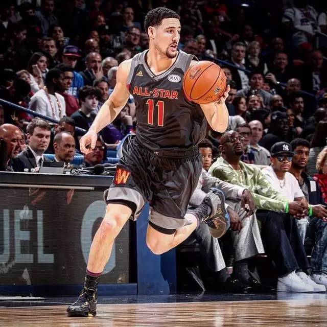 边后卫内收 边后卫内收